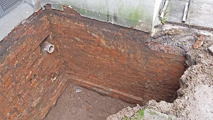 nackte Ziegelwände nach der Wasserreinigung vor der Trockenlegung durch Kellerabdichtung