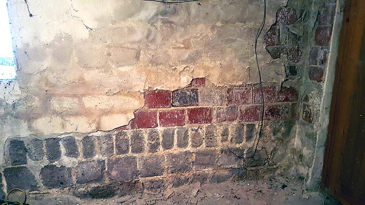 Nasses Mauerwerk im Keller eines Einfamilienhauses