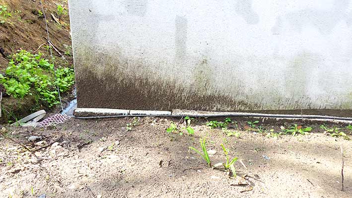 Spritzwasser - Wandsockel-ohne-Spritzwasserschutz, Spritzwasser verhindern zur Trockenlegung der Fassade.